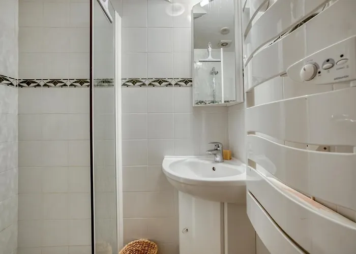 Spacieuse A Avec Piscine Privee